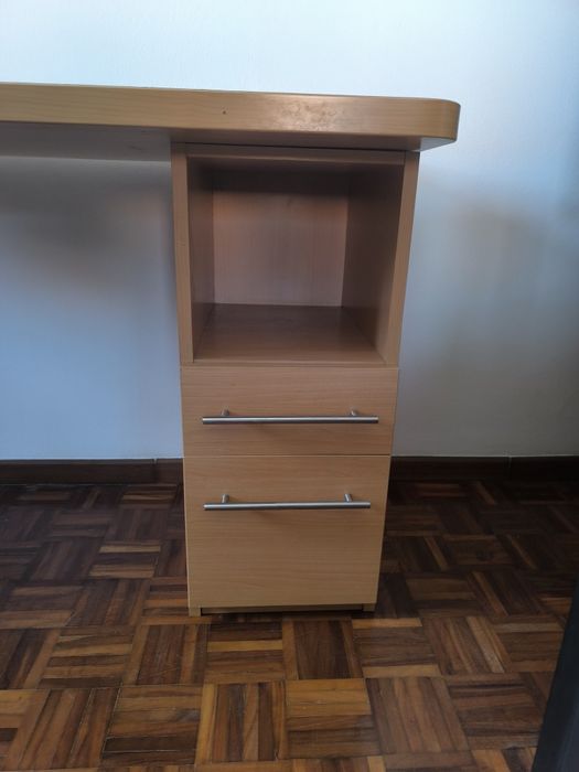 Secretária com gavetas