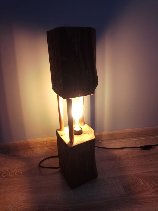 Lampa stojąca z belki