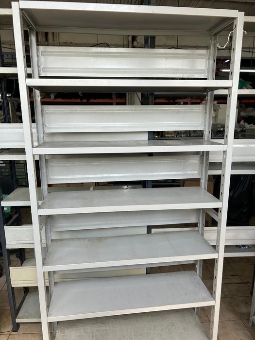 Estrutura de metal com 6 prateleiras para armazenamento