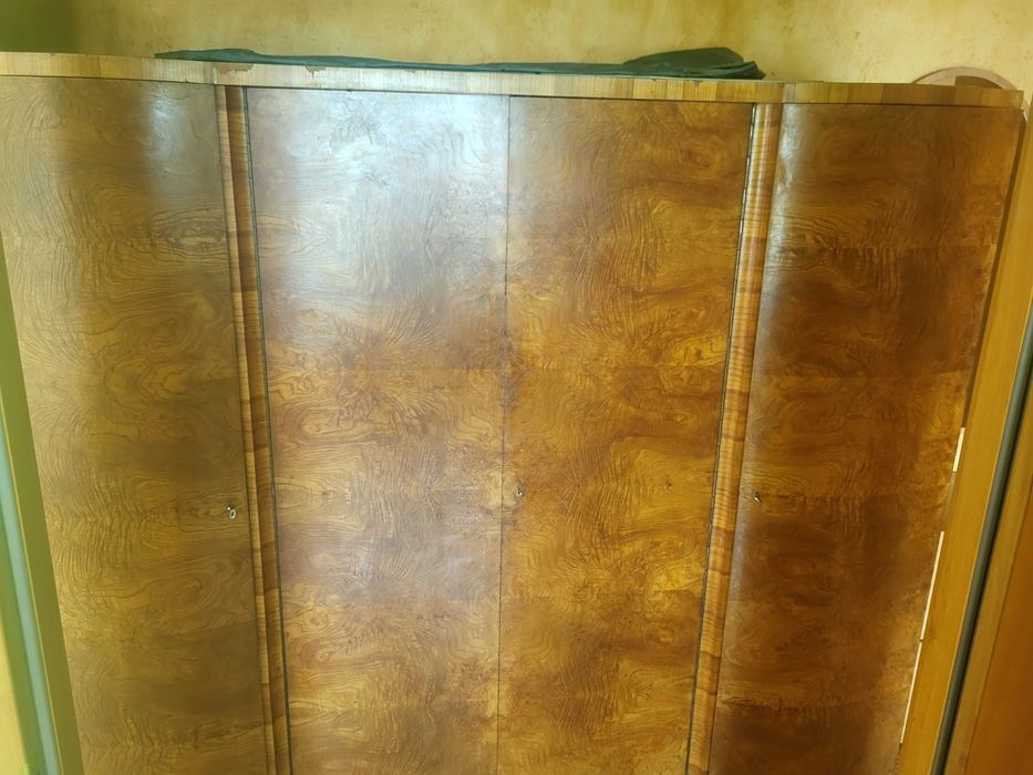 Elegancka, stara czterodrzwiowa szafa