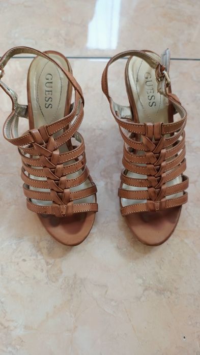 Guess sandały brązowe na koturnie 36