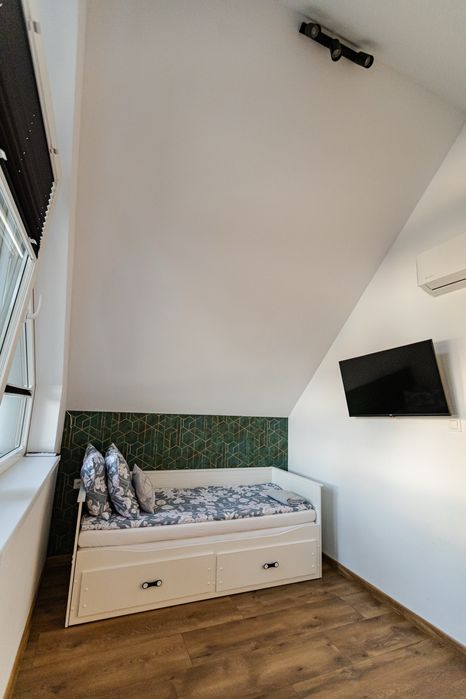 Domek nad jeziorem z jacuzzi sauną i linią brzegową