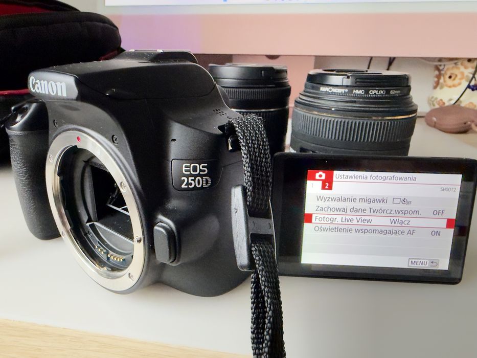 Canon EOS 250d, dwa obiektywy, 18 - 55 i 30 1:1,4 DC HSM