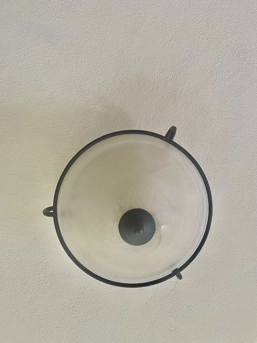 Candeeiro de teto em vidro e ferro forjado