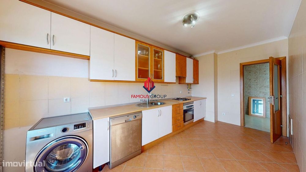 T1 com cozinha totalmente equipada, 2 elevadores e varanda fechada...