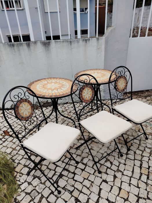 Cadeira em ferro com mesa em pedra de mármore