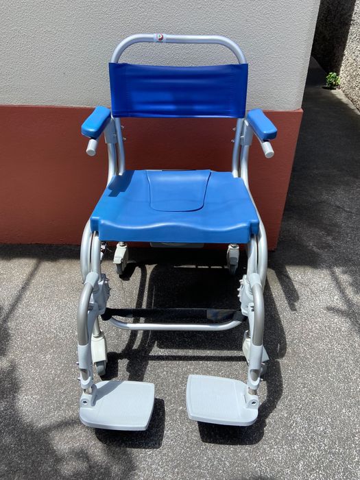 Cadeira de rodas alta para banho