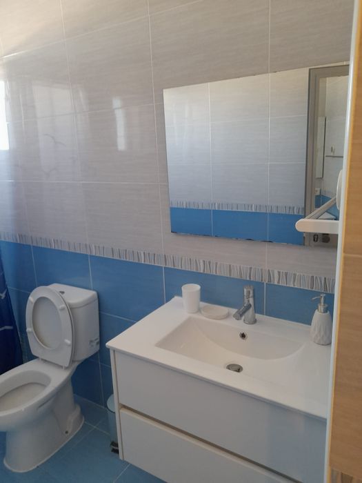 Alugo quarto com contrato, para casal sem filhos.