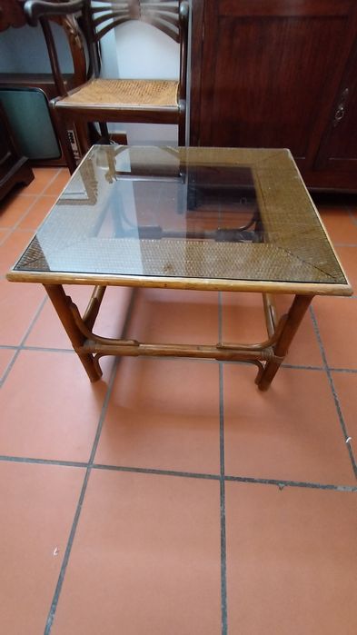 Mesa de verga com tampo em vidro