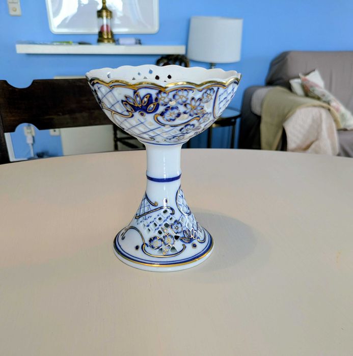 Conjunto de cinco elementos em fina porcelana, tons azul e dourado