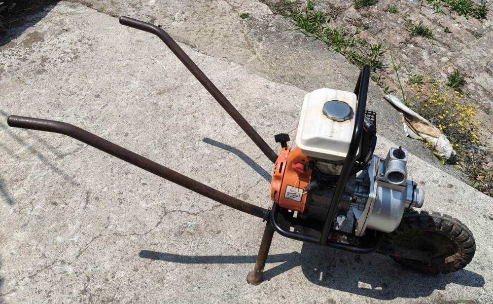 Motobomba KNK 1,1/4" 4T usado. Revisão feita. Tem mangueira de sucção.