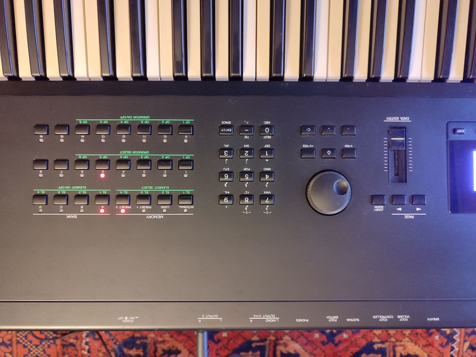 Yamaha SY77 em excelente estado