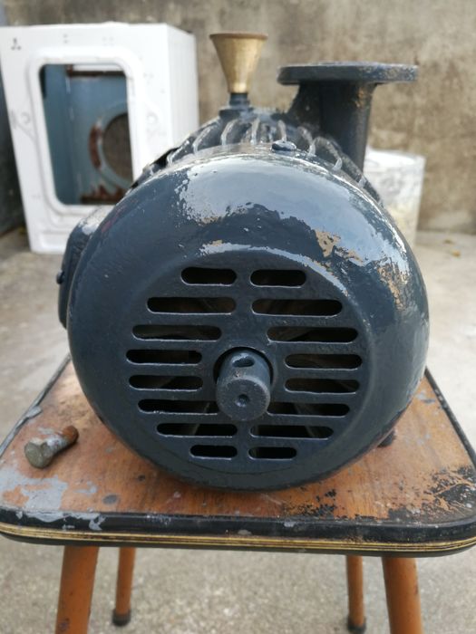 Motor trifásico de furo