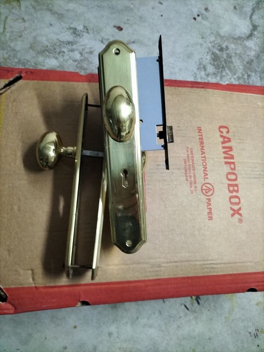 Dois puxadores de porta em latão