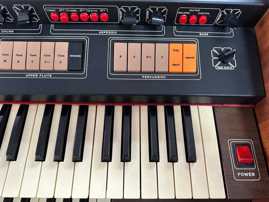 Órgão móvel Lira 100R Intelligente - 2 teclados com leslie integrada