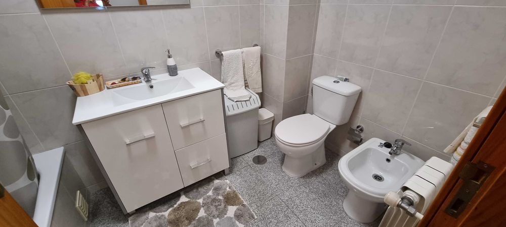 Alugo T2 com suite e aquecimento central no centro de Valongo.