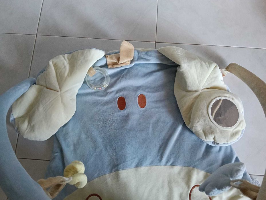 Tapete de atividades para bebé.