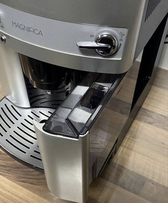 Кавоварка Delonghi ESAM 3000