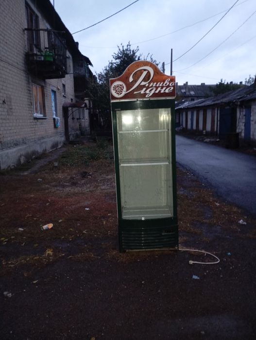 Холодильник под напитки почти новый