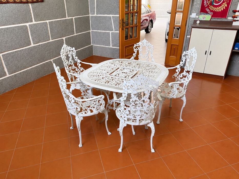 conjunto de jardim/esplanada em ferro fundido , composto por uma mesa e 5 cadeiras.