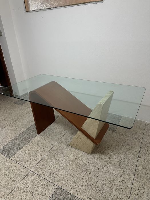 Mesa de vidro com base de madeira e pedra