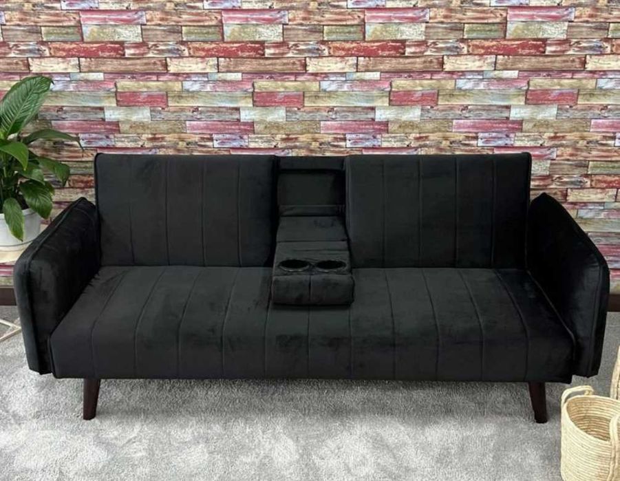 sofá-cama preto com porta-copos