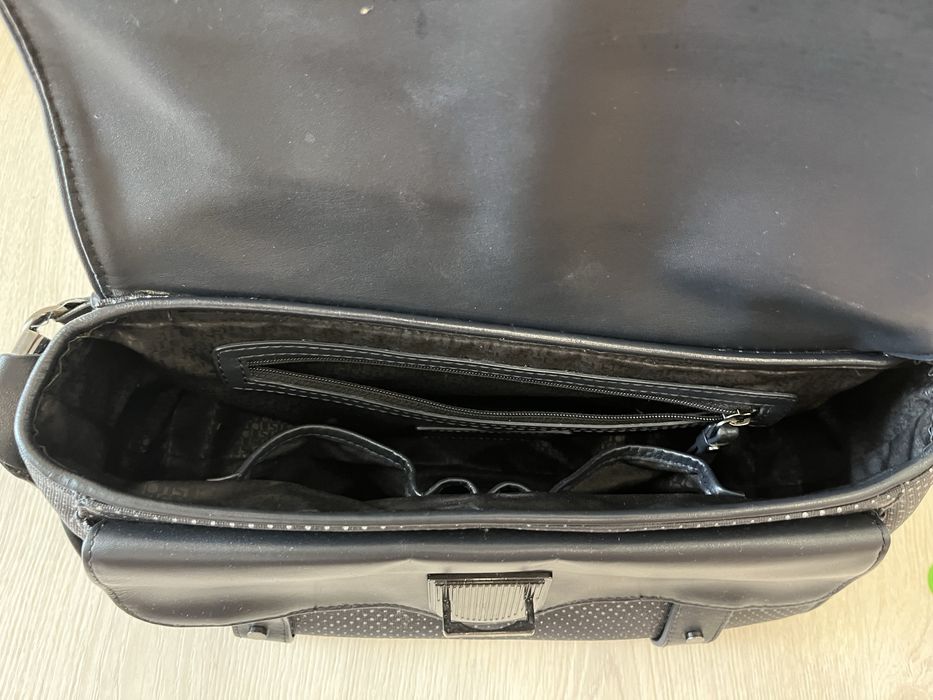 Mala azul com o padrão da Tous