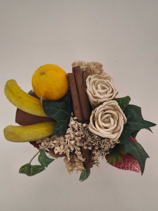 Pequeno vaso decorativo com flores e frutos