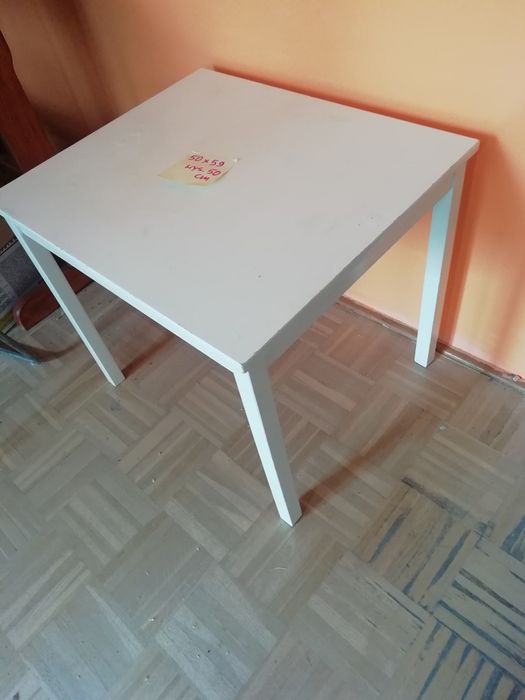 biały stolik dziecięcy z kolekcji Ikea.