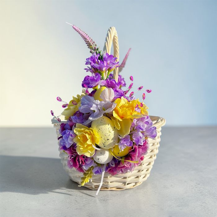 Kremowy koszyk, koszyczek wielkanocny, duży, fioletowo-żółte dekoracje