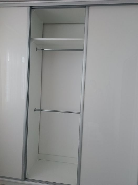 Biała szafa przesuwna