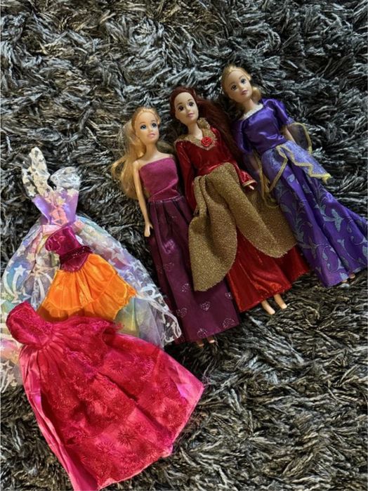 Три ляльки  барбі та змінні плаття