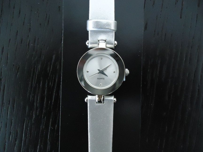 Relógios novos e com pilha nova incluída