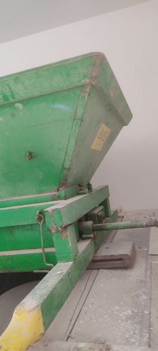 Esmagador ou espremedor de vinho manual