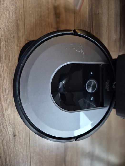 Robot sprzątający Irobot Roomba i7+ ze stacją