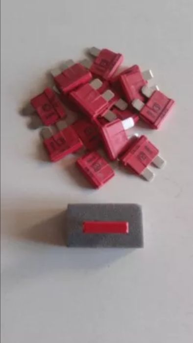 Fusíveis 5A/80V + 10A/80V + 25A/80V novos.