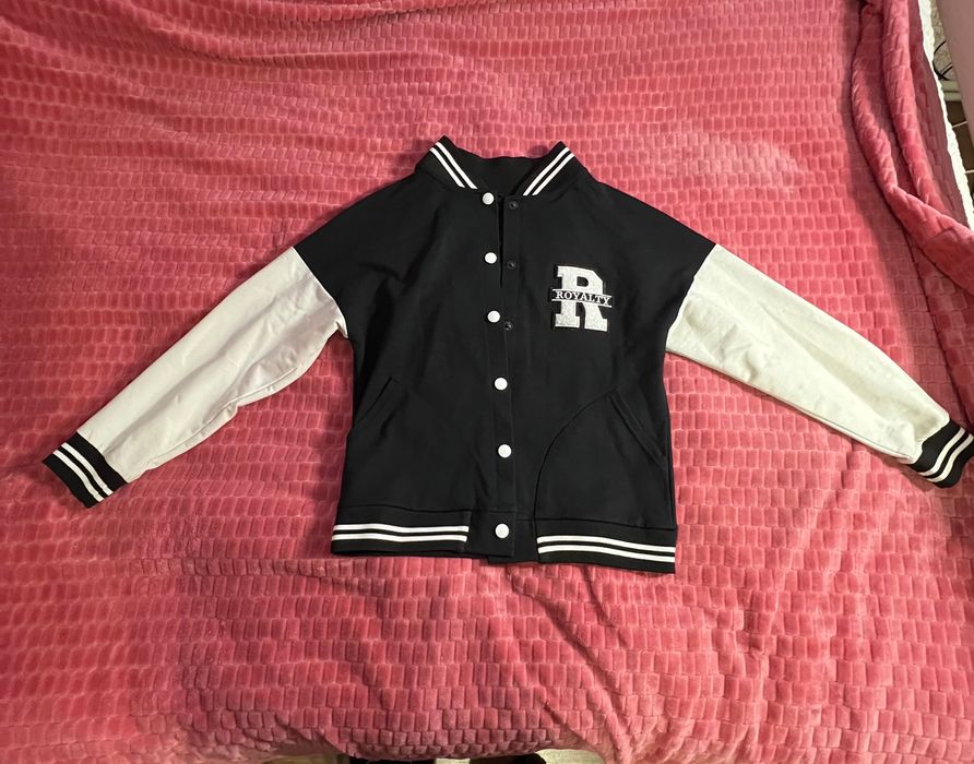 Жіночий чорно білий бомбер