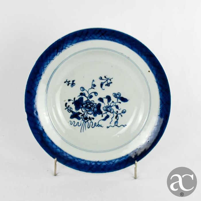 Par de pratos fundos porcelana China Período Qianlong, séc. XVIII n2