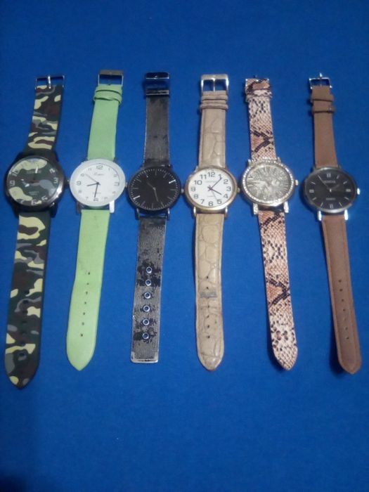 Одним лотом різні годинники.