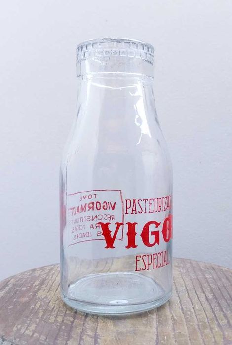 Antiga garrafa leite Vigor pirogravada + desdobrável publicitário