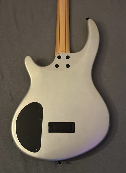 Gitara basowa Dean Edge 4 aktywne humbuckery