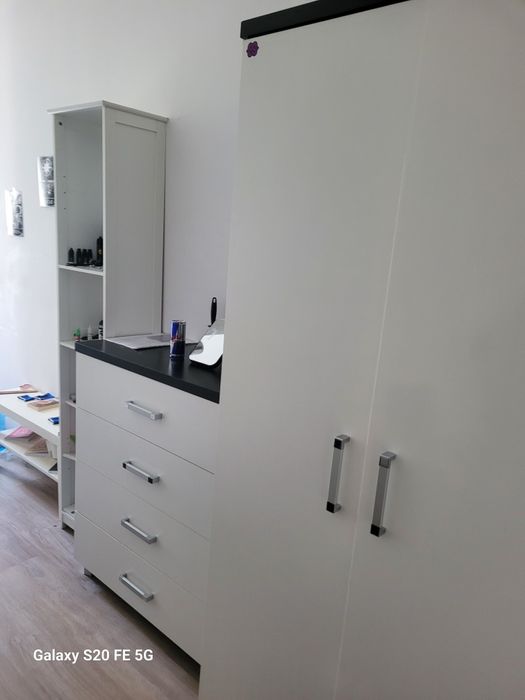 Szafa i komoda boki czarne front biały połysk