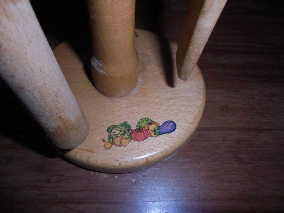 drewniany obrotowy stojak na drewniane przybory kuchenne