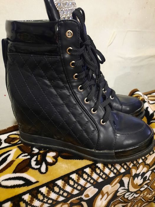 Продам осінні ботинки