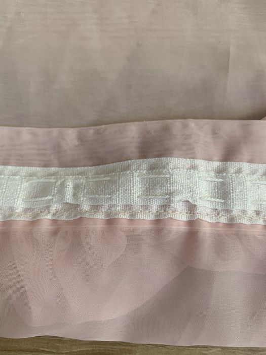 Zwiewne różowe firanki dla dziewczynki