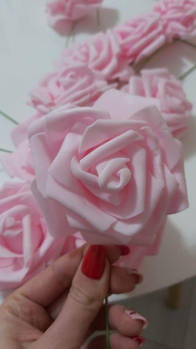 Róże piankowe 8 cm na druciku kolor pudrowy róż  10 sztuk