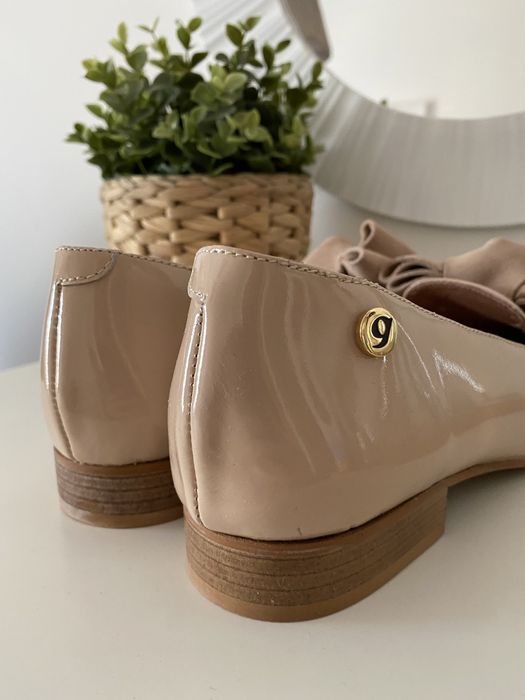 Sapatos rasos envernizados com laço Ginova