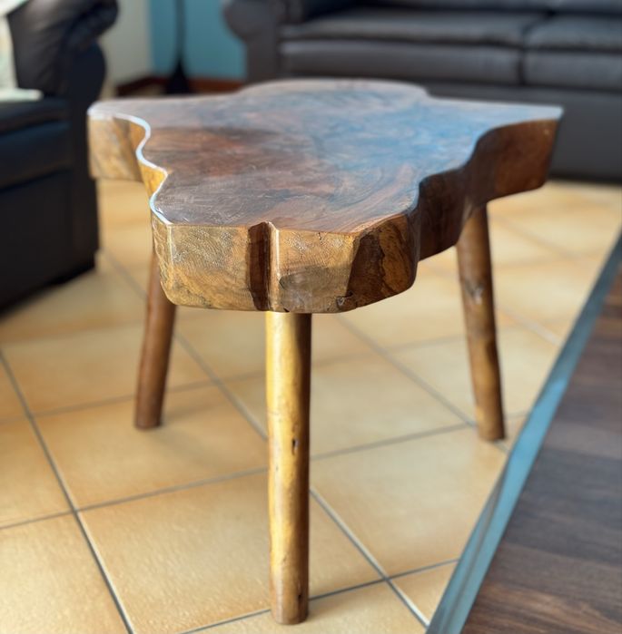 Mesa rústica em madeira maciça