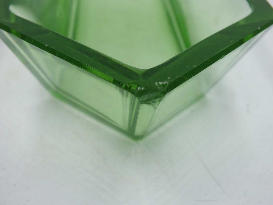 Salaterka  styl ART-DECO Szkło kolor URANOWY