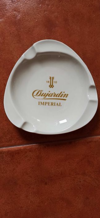 Tudo a 1 euro - Luvas, pratos, cinzeiro, álcool, copos, porta-chaves